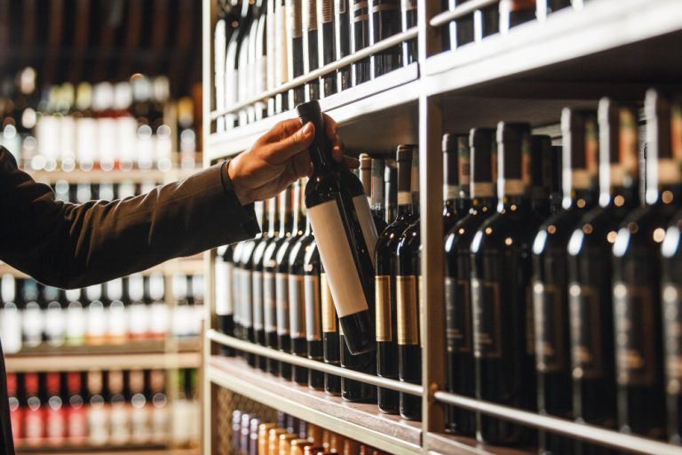 STF afasta condenação de homem que furtou garrafa de vinho de R$ 19,90