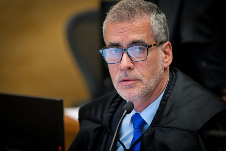 STJ reconhece direito à origem biológica e autoriza saída de preso para realizar teste de paternidade