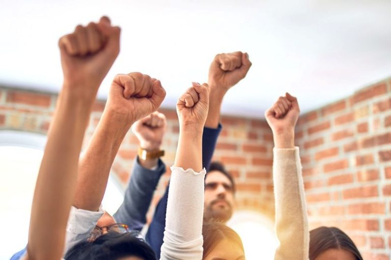 Empresa imobiliária é condenada por submeter recepcionista a gritos de guerra e constrangimentos