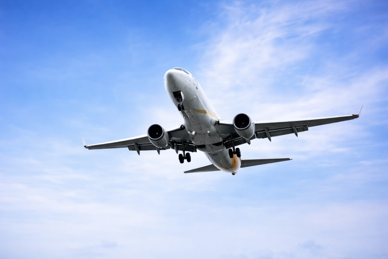 Aérea indeniza por não diligenciar: erro de grafia do nome no bilhete não impede embarque