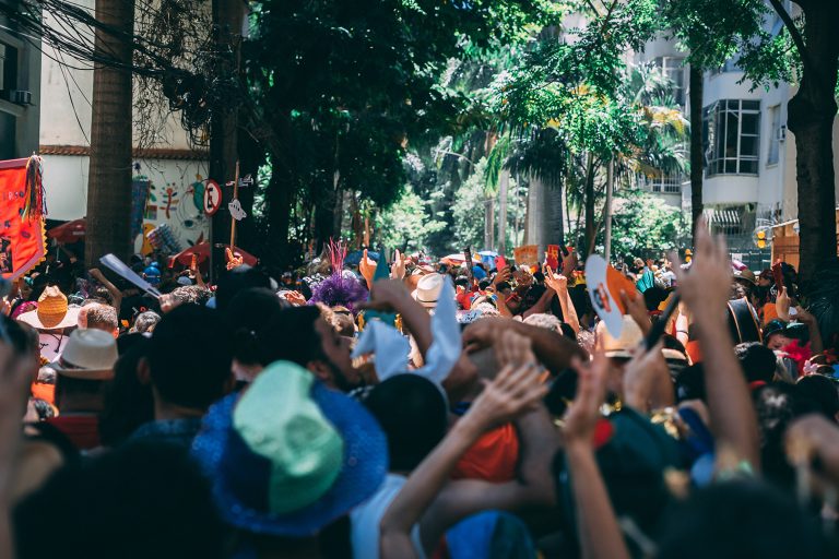 Homens são condenados por furto de celular em bloco de carnaval