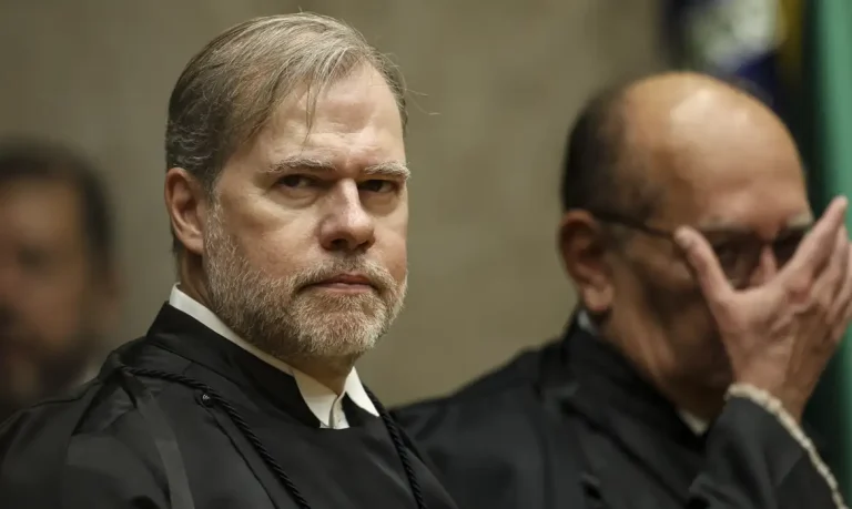 Banco Master: Toffoli pede que PF envie dados de celulares apreendidos