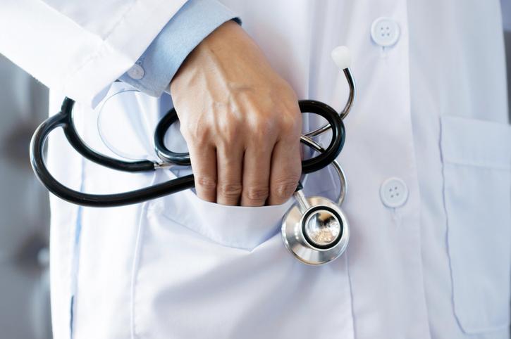 TST mantém justa causa de médico que acumulava empregos públicos irregularmente