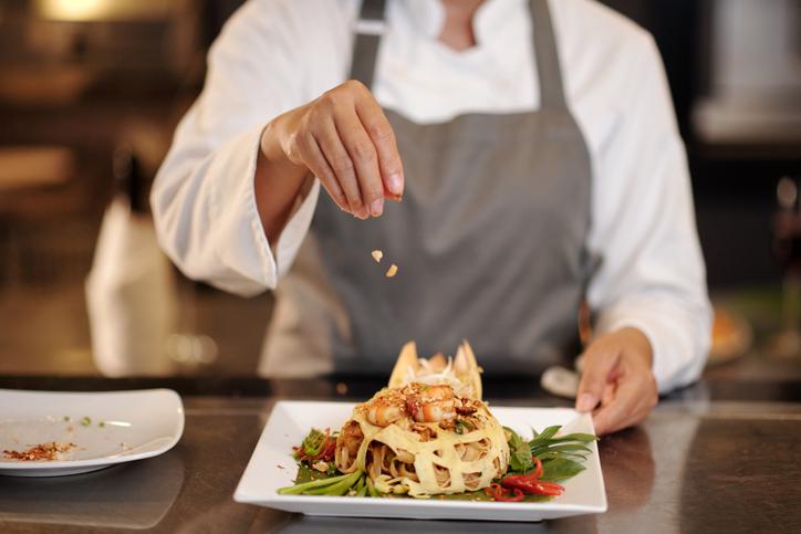 Chefe de cozinha não exerce cargo de confiança e terá direito a horas extras