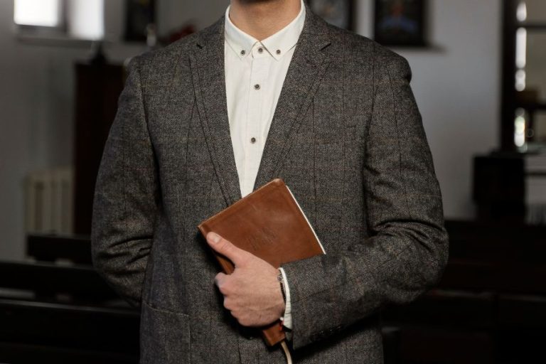 TRT-GO nega vínculo de emprego entre pastor e igreja e condena autor por litigância de má-fé