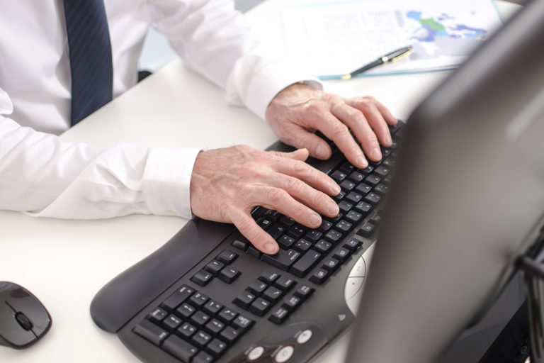 TJSP absolve homem acusado de falsidade ideológica por informações falsas em currículo