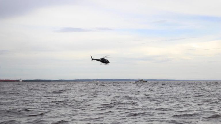 Piloto de embarcação que naufragou no Amazonas continua foragido