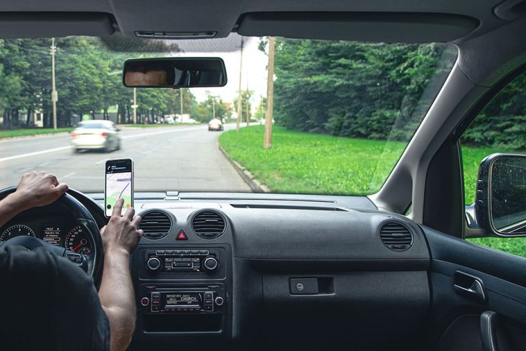 Conduta LGBTfóbica justifica descredenciamento de motorista de aplicativo, confirma Justiça