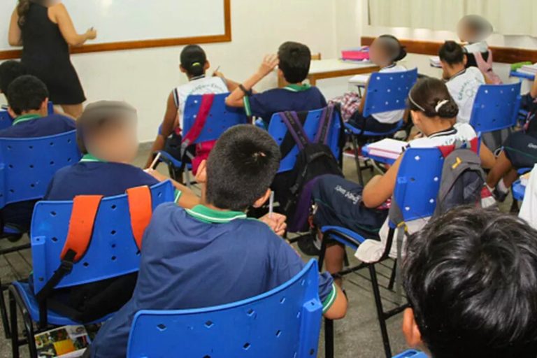 Professora é alvo de ação do MPAM por acúmulo ilegal de cargos