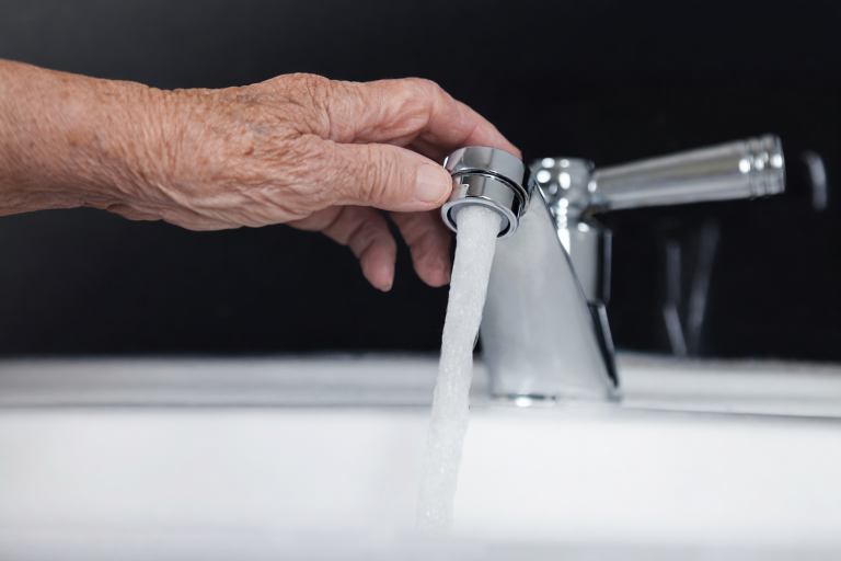 Idosa obtém na Justiça direito de religar água sem pagar dívidas do marido falecido