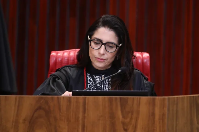 TSE sorteia Estela Aranha para relatar ação que tenta barrar desfile em homenagem a Lula