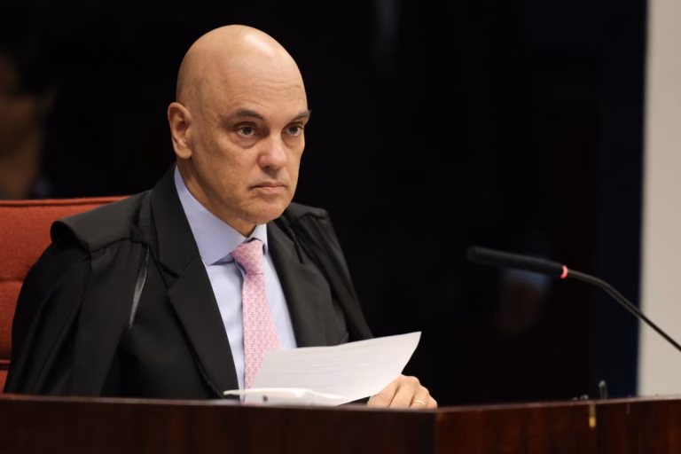 Moraes abre ação contra Flávio Bolsonaro por suposta calúnia a Lula