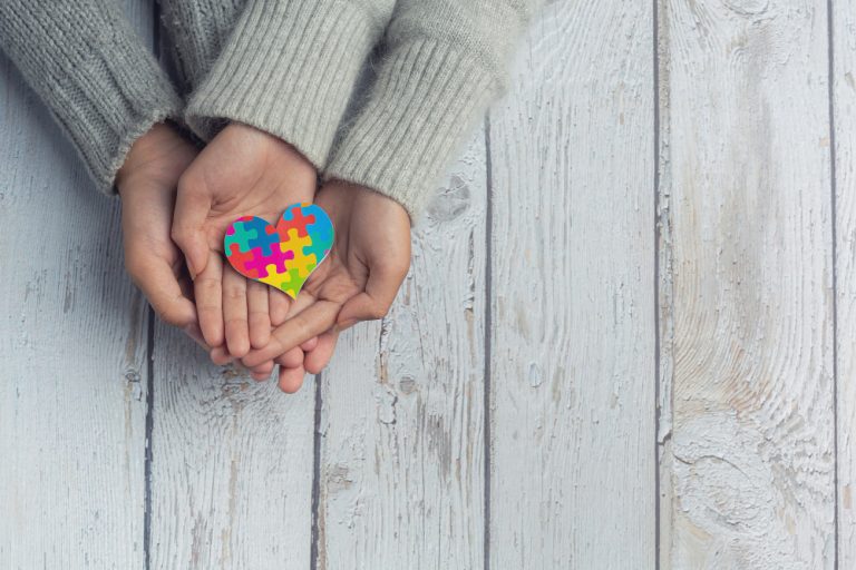 Empregada da Caixa obtém teletrabalho por acordo para acompanhar filha com autismo