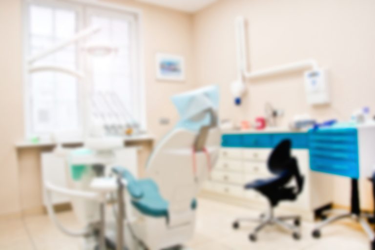 Auxiliar de dentista que caiu de banqueta na copa do consultório será indenizada