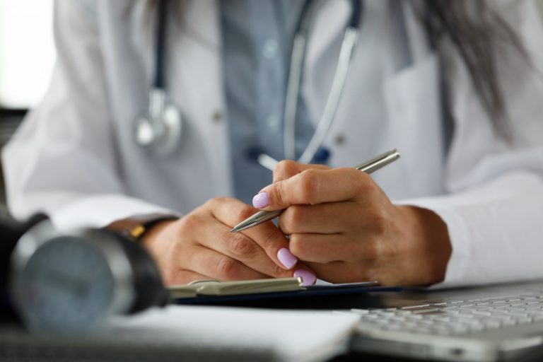 Falta de médico credenciado obriga plano a custear cirurgia particular e indenizar paciente, confirma TJAM