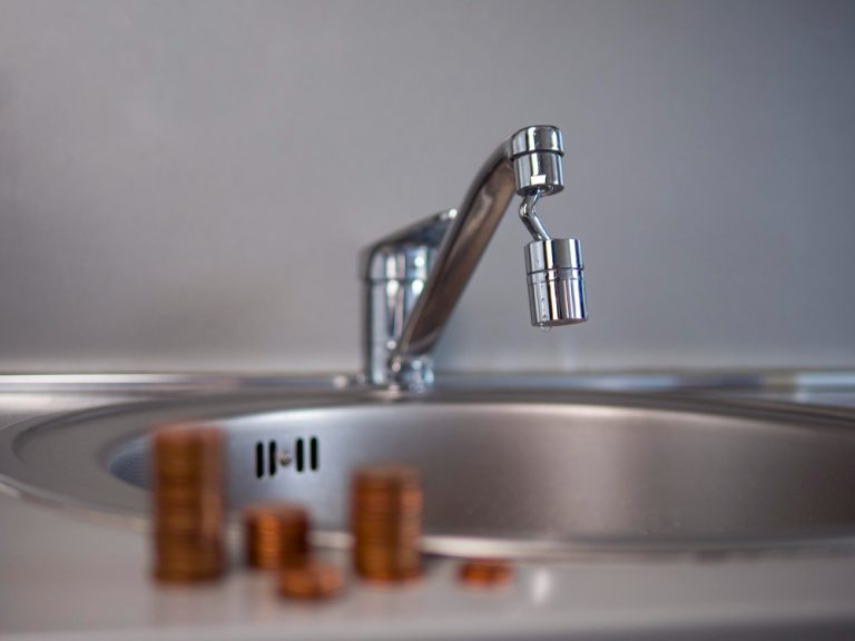 Águas de Manaus deve refaturar contas e pagar R$ 15 mil por cobrança indevida contra idosa