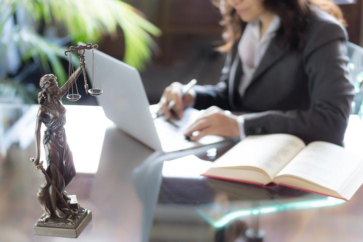 Advogada empregada de escritório não receberá partilha de honorários