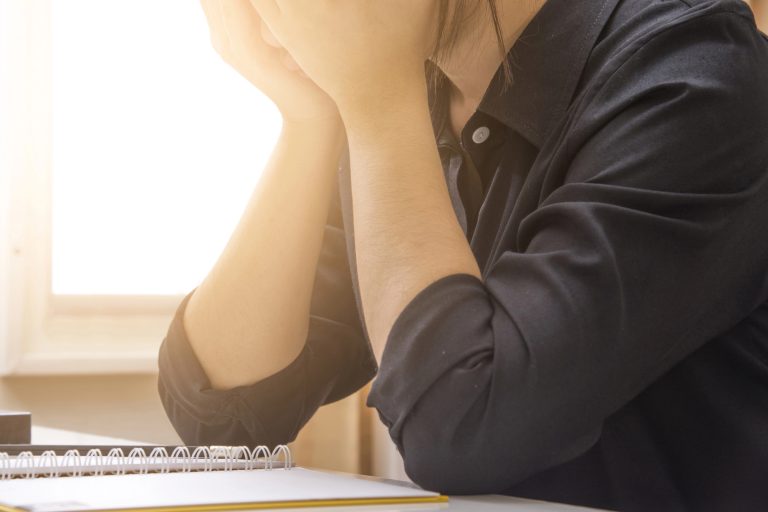 Escola de design deve indenizar coordenadora que desenvolveu Burnout