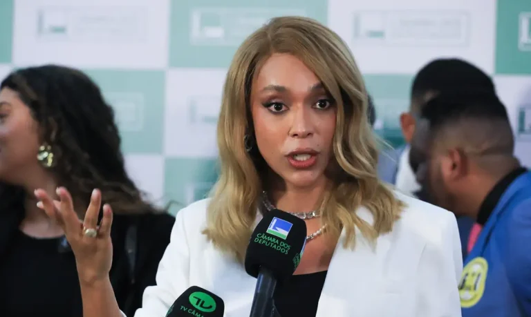 Câmara: Comissão de Direitos da Mulher elege primeira presidente trans