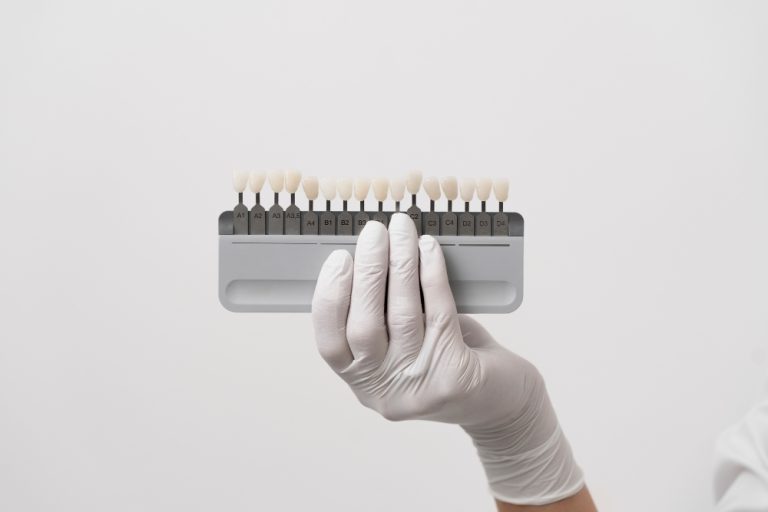 Clínica odontológica é condenada por erro em tratamento estético com facetas