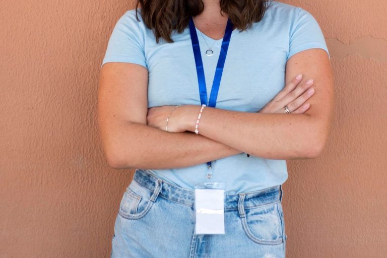 Trabalhadora trans será indenizada por empresas de grupo econômico que não respeitaram nome social