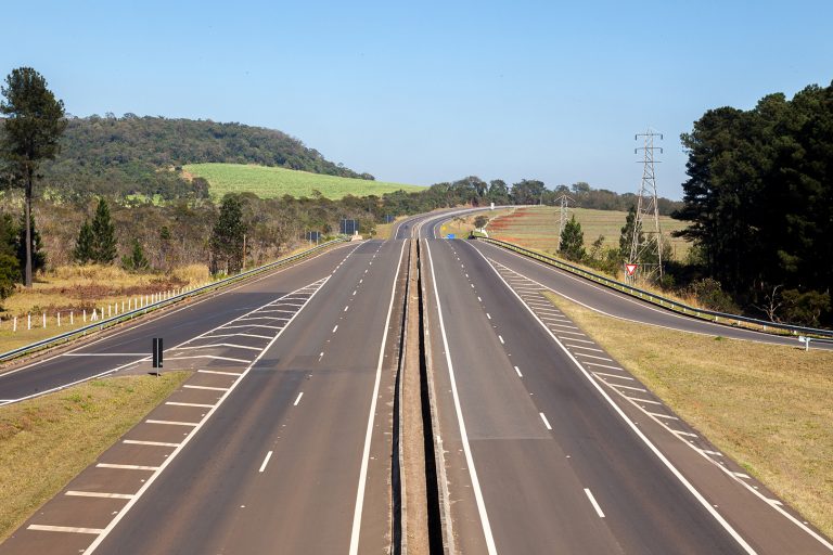 Concessionária de rodovia indenizará empresa por prejuízos em razão de obra na via