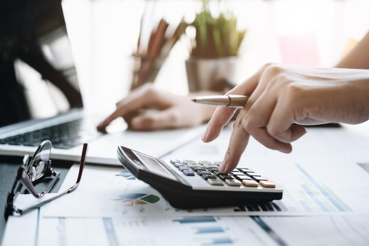 Banco terá de devolver em dobro descontos feitos diretamente na conta de empregada