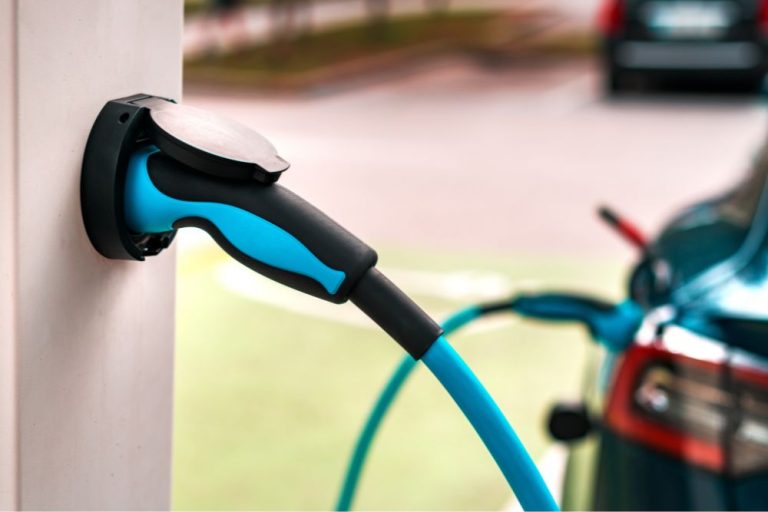 Consumidor será indenizado após esperar mais de seis meses por reparo em veículo elétrico