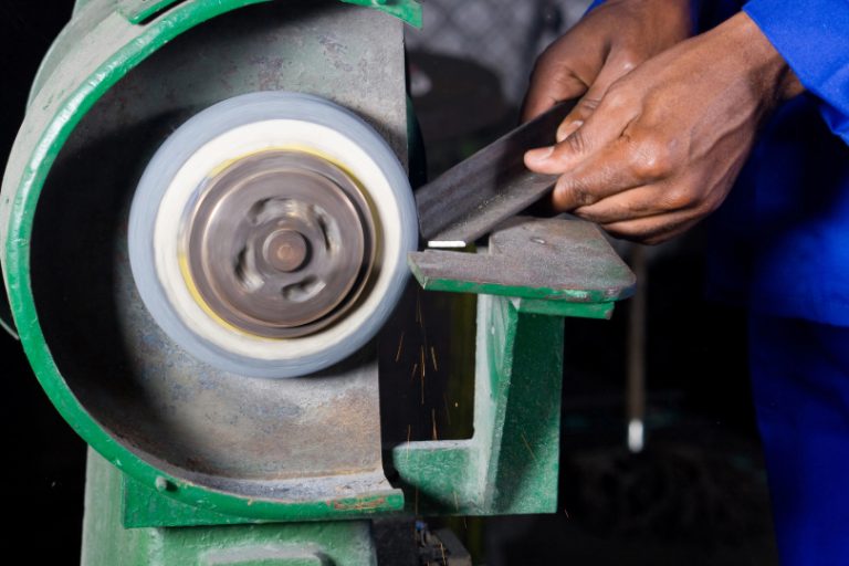 Racismo no ambiente de trabalho: metalúrgica é condenada por condutas discriminatórias