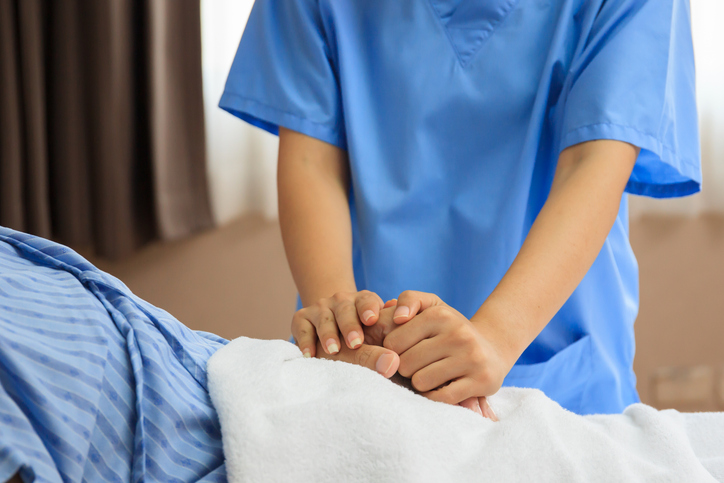 Contato com pacientes infectocontagiosos garante adicional máximo de insalubridade, decide TST