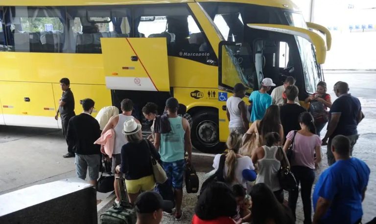 Motorista de ônibus que trabalhava até 12 horas por dia consegue receber hora extra após a sexta
