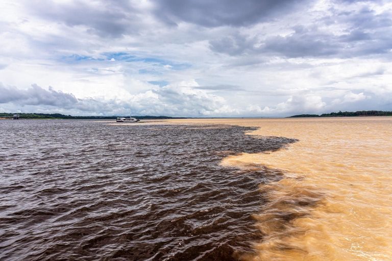 Piloto de lancha que naufragou no Amazonas se apresenta à polícia após decreto de prisão