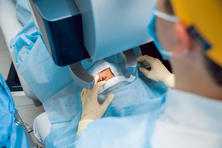 Justiça condena plano de saúde a custear cirurgia ocular e indenizar paciente após recusa indevida