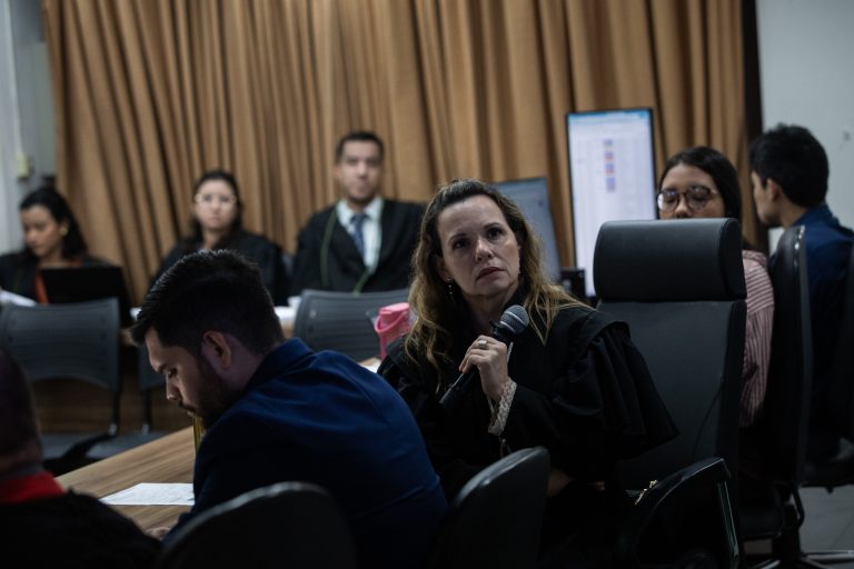 Mulher é condenada a 24 anos por homicídio de companheiro e tentativa contra a filha da vítima em Manaus