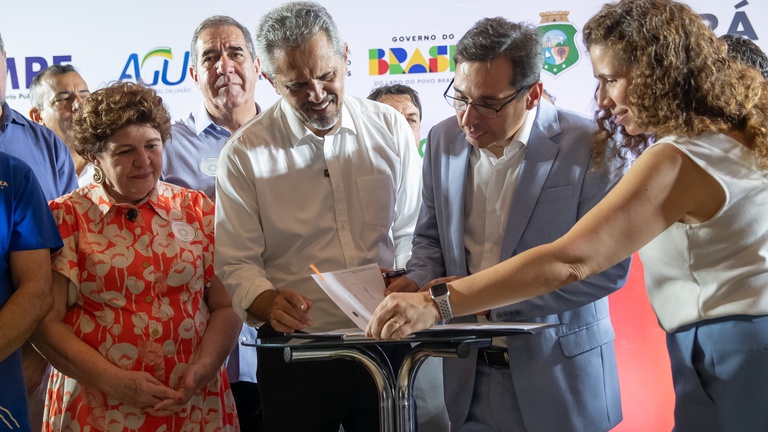 AGU assina acordo para regularização de barracas na Praia do Futuro em Fortaleza