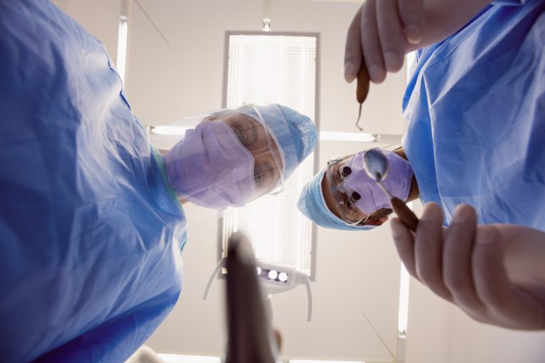 Paciente será indenizado em R$ 25 mil após complicações e cicatriz no queixo em cirurgia ortognática