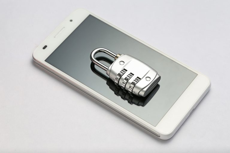 Bloqueio de celular como garantia em empréstimo é considerado prática abusiva