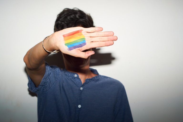 Mulher que fez comentários racistas e homofóbicos é condenada pela Justiça do Acre