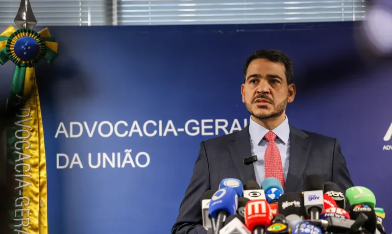 Senador apresenta relatório favorável à indicação de Messias ao STF