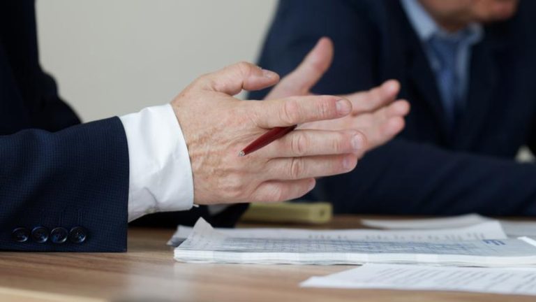 Gerente bancário para empresas é equiparado a gerente-geral de agência e não receberá horas extras