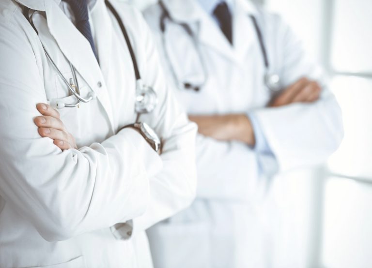 Dispensa de seis médicos não caracteriza demissão em massa, decide TRT-RS