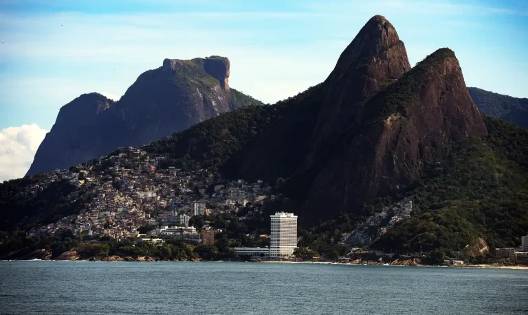 Operação policial deixa visitantes “ilhados” em cartão-postal do Rio