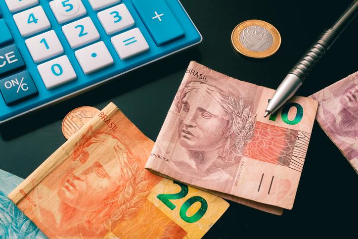 Bancária não consegue manter juros reduzidos de financiamento após demissão
