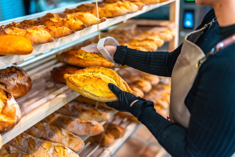 Padaria deve indenizar cliente agredida por atendente