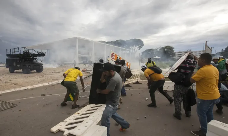 Moraes concede domiciliar a Fátima de Tubarão e mais 18 idosos do 8/01