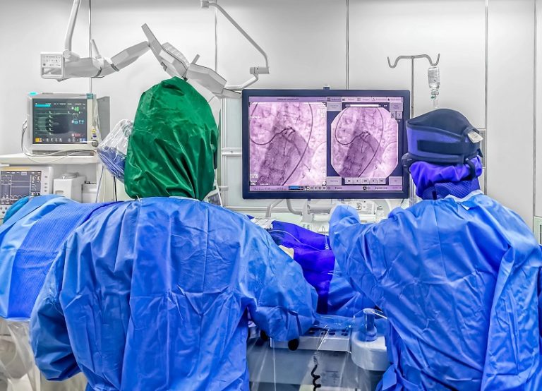Banco é condenado a indenizar marido de empregada por despesas com cirurgia cardíaca em plano de saúde