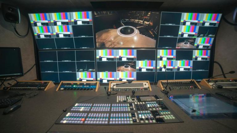 Fundação deve reintegrar e indenizar operador de TV dispensado por faltas para tratar câncer