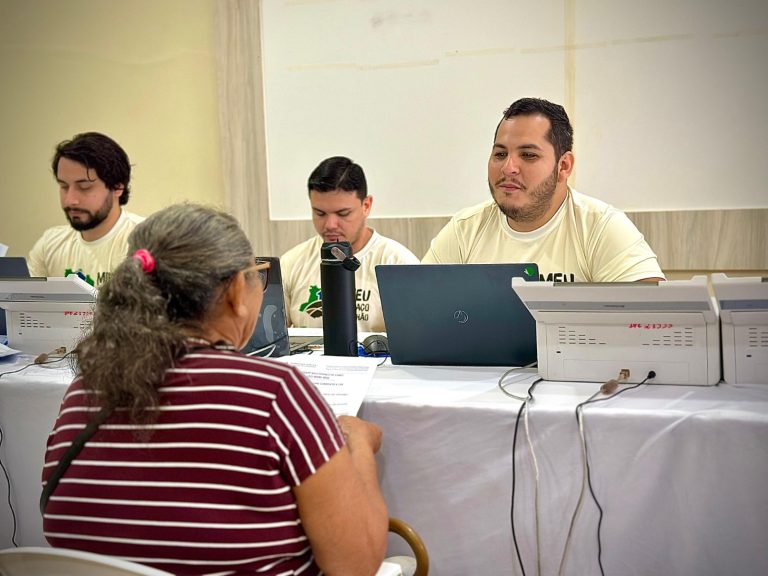 Moradores de Iranduba recebem atendimento da Defensoria para regularizar imóveis