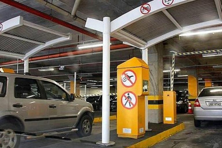 Shopping deve ressarcir capacete furtado, mas não indeniza por dano moral