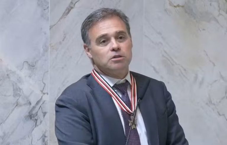 Mendonça afasta diretor-geral  da PF em meio à crise no STF